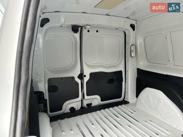 Белый Рено Кенгу, объемом двигателя 0 л и пробегом 54 тыс. км за 12500 $, фото 38 на Automoto.ua