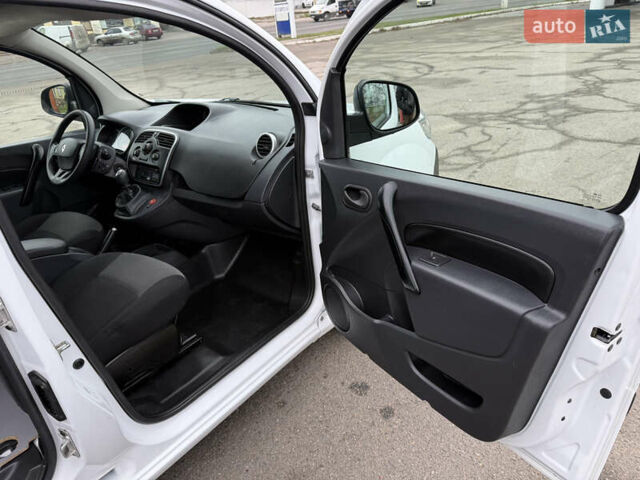 Белый Рено Кенгу, объемом двигателя 1.5 л и пробегом 118 тыс. км за 12599 $, фото 43 на Automoto.ua