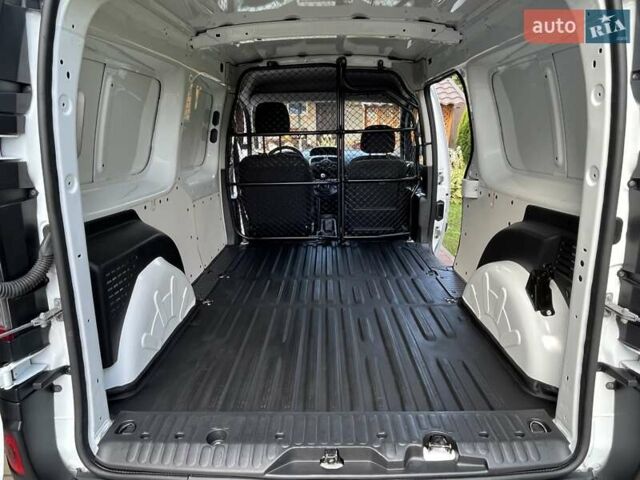 Белый Рено Кенгу, объемом двигателя 1.5 л и пробегом 179 тыс. км за 12500 $, фото 19 на Automoto.ua