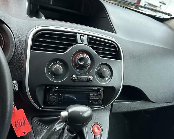 Белый Рено Кенгу, объемом двигателя 0 л и пробегом 54 тыс. км за 12500 $, фото 26 на Automoto.ua