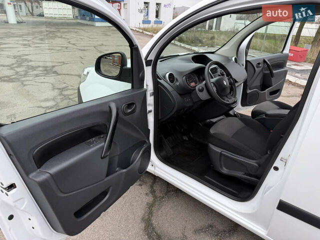 Белый Рено Кенгу, объемом двигателя 1.5 л и пробегом 118 тыс. км за 12599 $, фото 65 на Automoto.ua