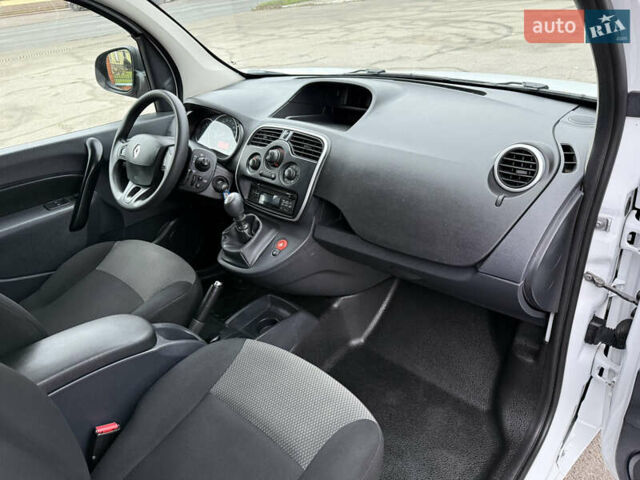 Белый Рено Кенгу, объемом двигателя 1.5 л и пробегом 118 тыс. км за 12599 $, фото 2 на Automoto.ua