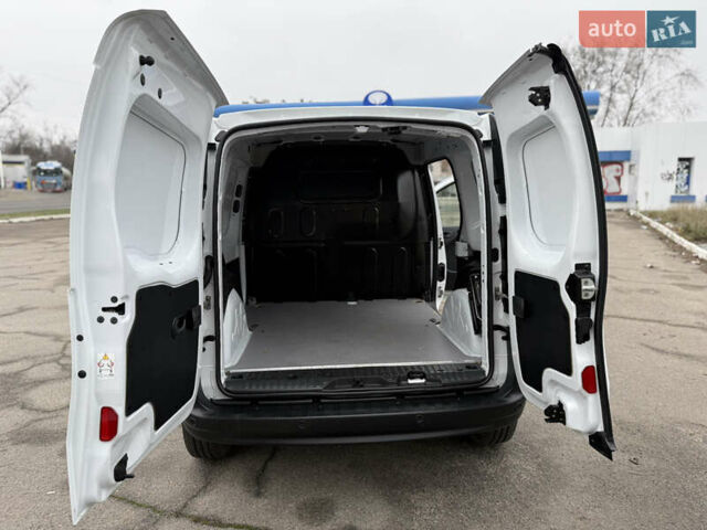 Белый Рено Кенгу, объемом двигателя 1.5 л и пробегом 118 тыс. км за 12599 $, фото 99 на Automoto.ua