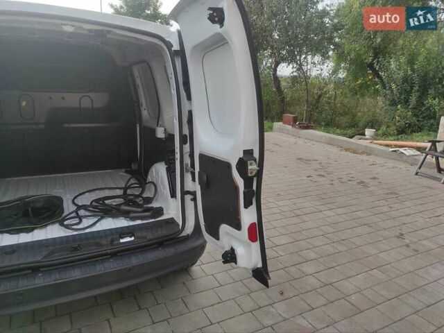 Белый Рено Кенгу, объемом двигателя 0 л и пробегом 53 тыс. км за 10900 $, фото 13 на Automoto.ua