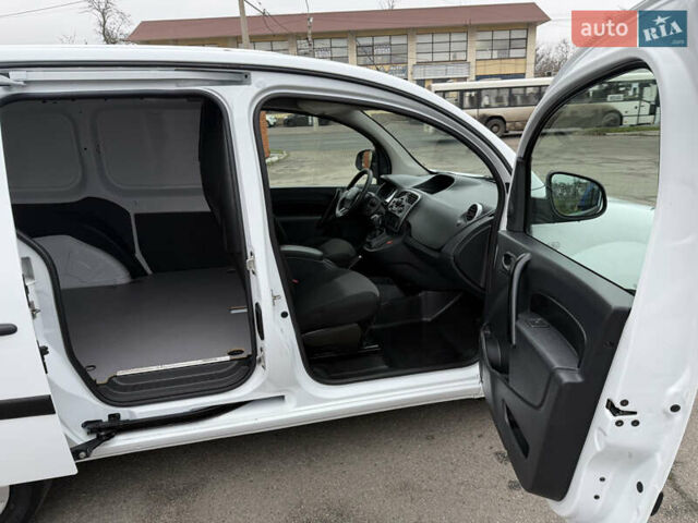 Белый Рено Кенгу, объемом двигателя 1.5 л и пробегом 118 тыс. км за 12599 $, фото 51 на Automoto.ua