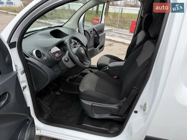 Белый Рено Кенгу, объемом двигателя 1.5 л и пробегом 118 тыс. км за 12599 $, фото 64 на Automoto.ua