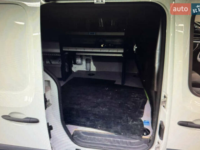 Белый Рено Кенгу, объемом двигателя 0 л и пробегом 17 тыс. км за 14200 $, фото 39 на Automoto.ua