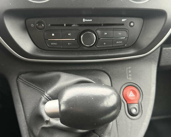 Белый Рено Кенгу, объемом двигателя 0 л и пробегом 54 тыс. км за 12500 $, фото 12 на Automoto.ua