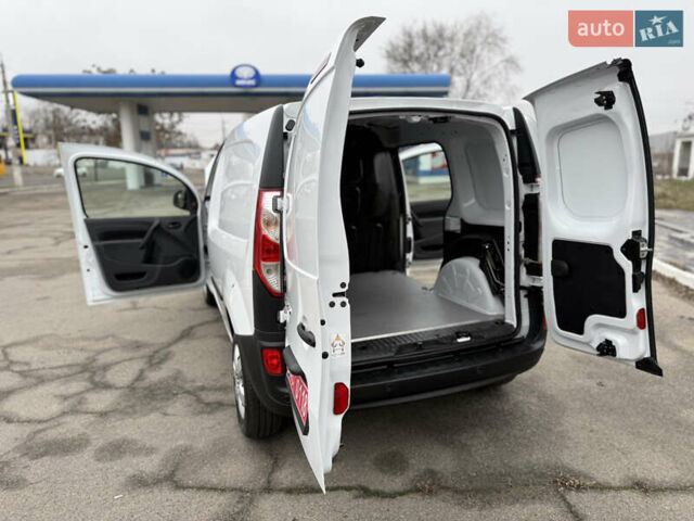 Белый Рено Кенгу, объемом двигателя 1.5 л и пробегом 118 тыс. км за 12599 $, фото 100 на Automoto.ua