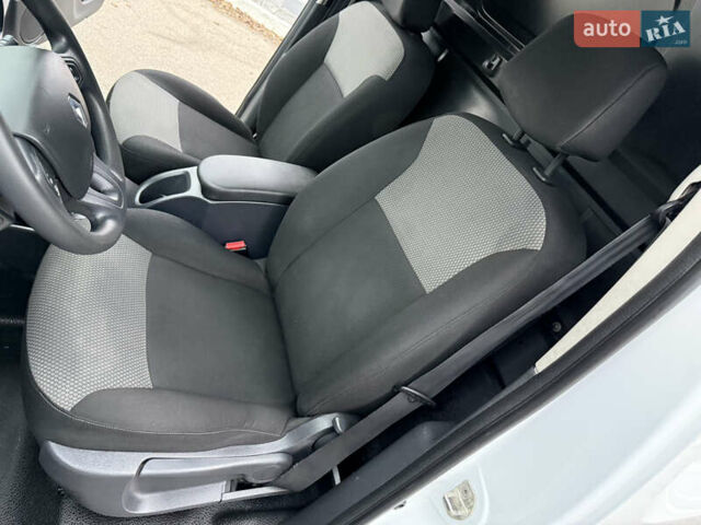 Белый Рено Кенгу, объемом двигателя 1.5 л и пробегом 118 тыс. км за 12599 $, фото 68 на Automoto.ua