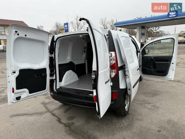 Белый Рено Кенгу, объемом двигателя 1.5 л и пробегом 118 тыс. км за 12599 $, фото 97 на Automoto.ua