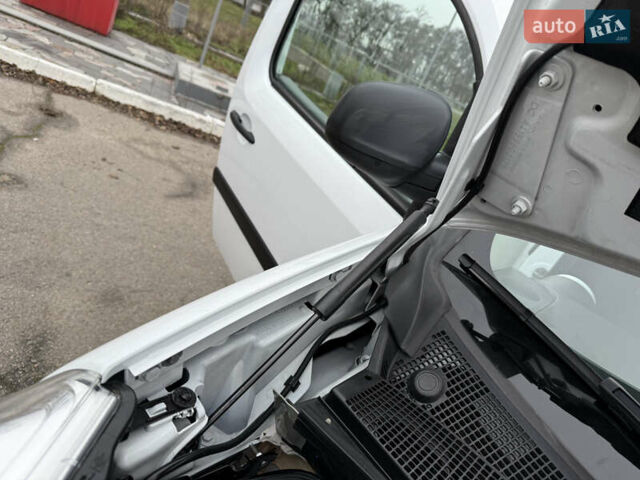 Белый Рено Кенгу, объемом двигателя 1.5 л и пробегом 118 тыс. км за 12599 $, фото 88 на Automoto.ua