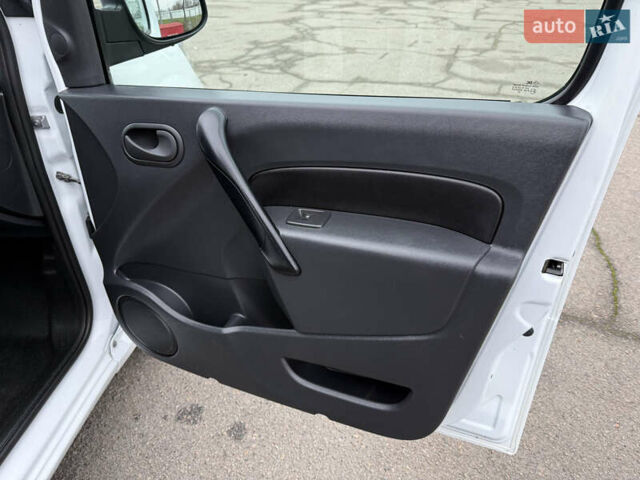 Белый Рено Кенгу, объемом двигателя 1.5 л и пробегом 118 тыс. км за 12599 $, фото 39 на Automoto.ua