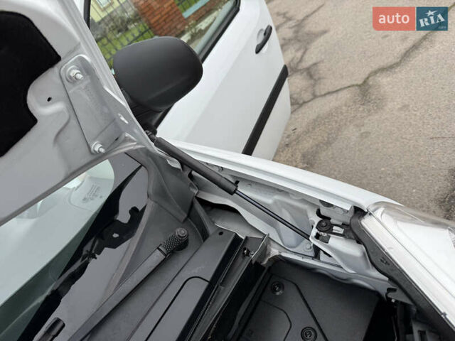 Белый Рено Кенгу, объемом двигателя 1.5 л и пробегом 118 тыс. км за 12599 $, фото 87 на Automoto.ua