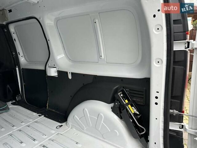 Белый Рено Кенгу, объемом двигателя 0 л и пробегом 54 тыс. км за 12500 $, фото 32 на Automoto.ua