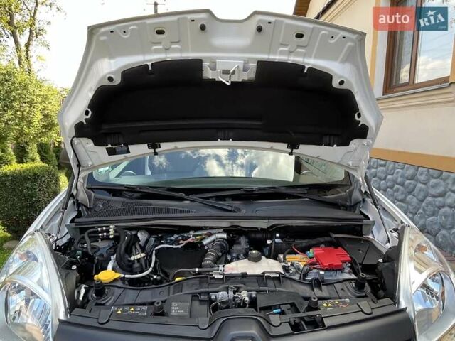 Белый Рено Кенгу, объемом двигателя 1.5 л и пробегом 179 тыс. км за 12500 $, фото 23 на Automoto.ua