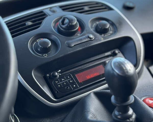 Білий Рено Кєнгу, об'ємом двигуна 1.5 л та пробігом 102 тис. км за 12500 $, фото 47 на Automoto.ua