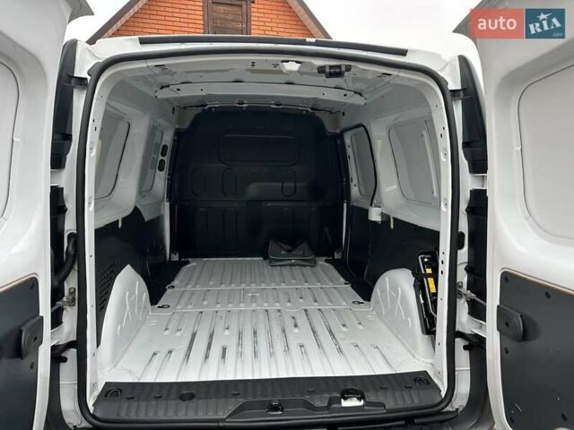 Белый Рено Кенгу, объемом двигателя 0 л и пробегом 54 тыс. км за 12500 $, фото 30 на Automoto.ua