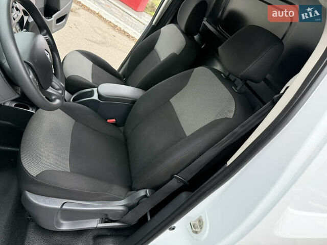 Белый Рено Кенгу, объемом двигателя 1.5 л и пробегом 118 тыс. км за 12599 $, фото 62 на Automoto.ua