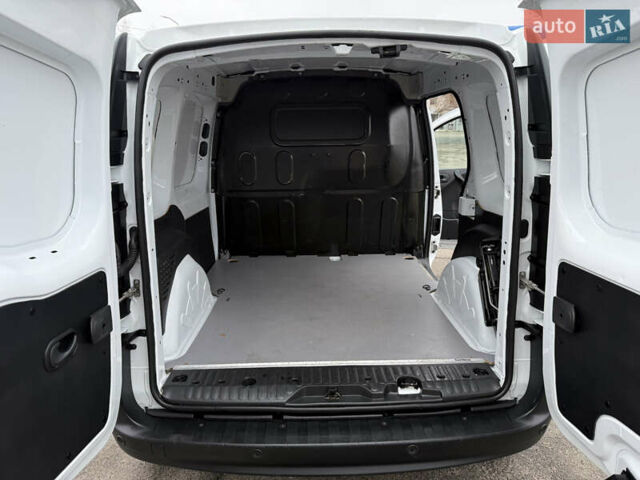 Белый Рено Кенгу, объемом двигателя 1.5 л и пробегом 118 тыс. км за 12599 $, фото 5 на Automoto.ua