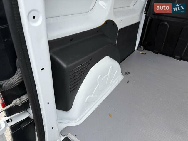 Белый Рено Кенгу, объемом двигателя 1.5 л и пробегом 118 тыс. км за 12599 $, фото 74 на Automoto.ua