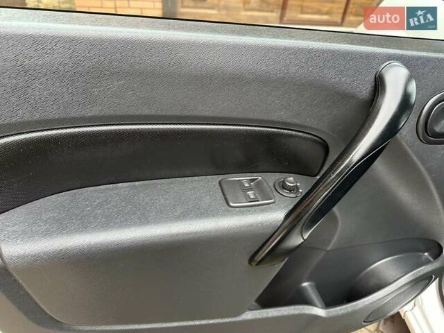 Белый Рено Кенгу, объемом двигателя 0 л и пробегом 54 тыс. км за 12500 $, фото 18 на Automoto.ua