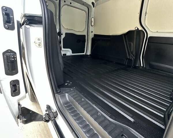 Белый Рено Кенгу, объемом двигателя 1.5 л и пробегом 136 тыс. км за 12888 $, фото 22 на Automoto.ua