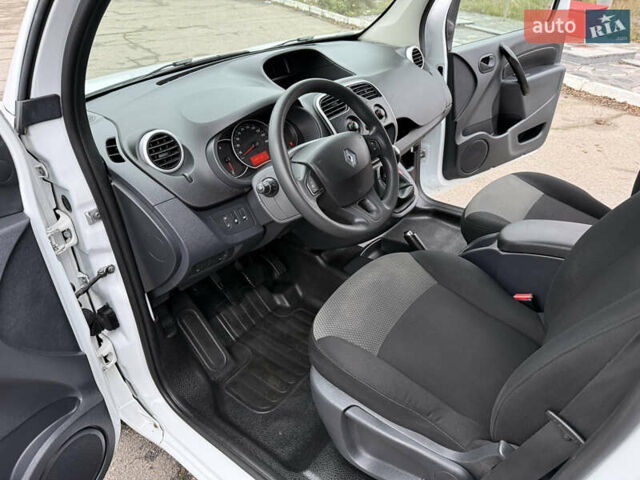 Белый Рено Кенгу, объемом двигателя 1.5 л и пробегом 118 тыс. км за 12599 $, фото 66 на Automoto.ua