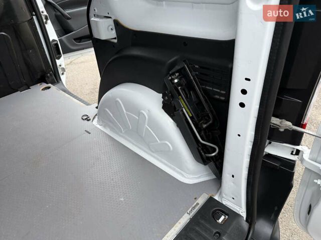 Белый Рено Кенгу, объемом двигателя 1.5 л и пробегом 118 тыс. км за 12599 $, фото 73 на Automoto.ua