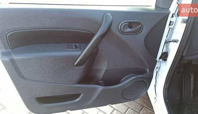 Белый Рено Кенгу, объемом двигателя 1.5 л и пробегом 200 тыс. км за 12000 $, фото 14 на Automoto.ua