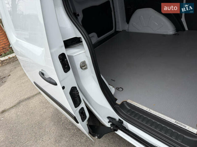 Белый Рено Кенгу, объемом двигателя 1.5 л и пробегом 118 тыс. км за 12599 $, фото 54 на Automoto.ua