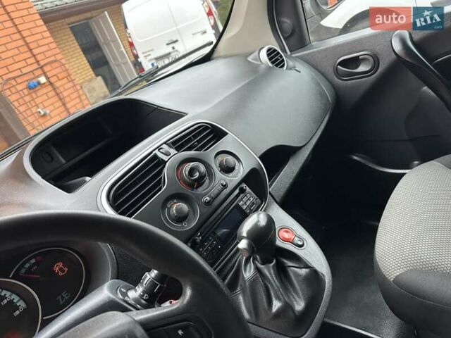 Белый Рено Кенгу, объемом двигателя 0 л и пробегом 54 тыс. км за 12500 $, фото 25 на Automoto.ua