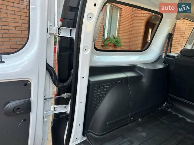Білий Рено Кєнгу, об'ємом двигуна 0 л та пробігом 25 тис. км за 14700 $, фото 26 на Automoto.ua