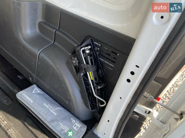 Білий Рено Кєнгу, об'ємом двигуна 1.5 л та пробігом 142 тис. км за 14999 $, фото 33 на Automoto.ua