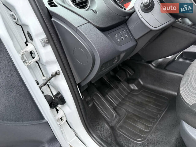 Белый Рено Кенгу, объемом двигателя 1.5 л и пробегом 118 тыс. км за 12599 $, фото 67 на Automoto.ua