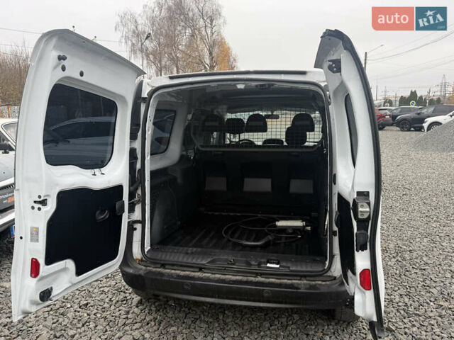 Белый Рено Кенгу, объемом двигателя 0 л и пробегом 54 тыс. км за 12500 $, фото 4 на Automoto.ua