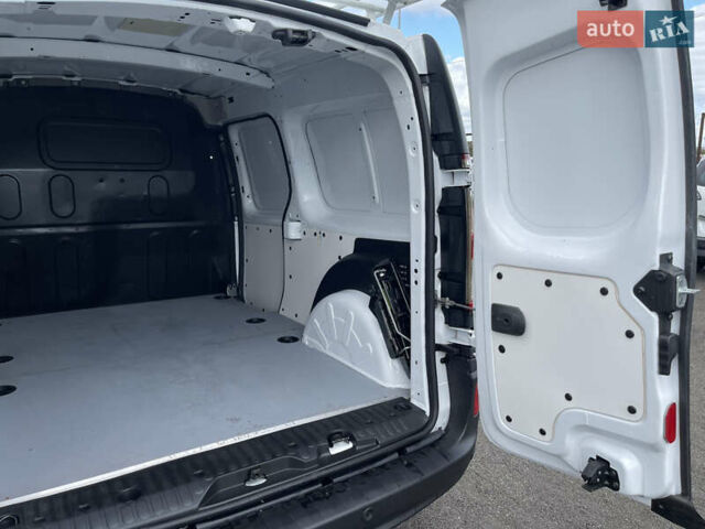 Белый Рено Кенгу, объемом двигателя 0 л и пробегом 112 тыс. км за 15200 $, фото 28 на Automoto.ua