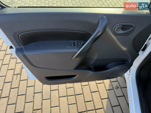 Белый Рено Кенгу, объемом двигателя 0 л и пробегом 17 тыс. км за 14200 $, фото 8 на Automoto.ua