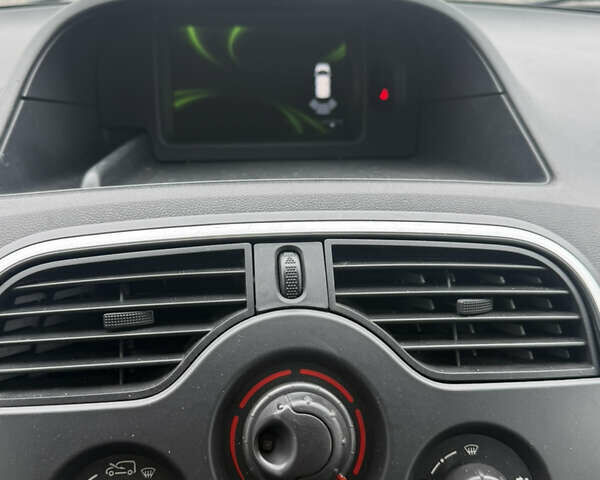 Белый Рено Кенгу, объемом двигателя 0 л и пробегом 54 тыс. км за 12500 $, фото 11 на Automoto.ua