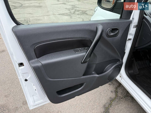 Белый Рено Кенгу, объемом двигателя 1.5 л и пробегом 118 тыс. км за 12599 $, фото 55 на Automoto.ua