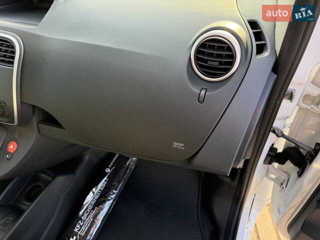 Белый Рено Кенгу, объемом двигателя 0 л и пробегом 17 тыс. км за 14200 $, фото 17 на Automoto.ua