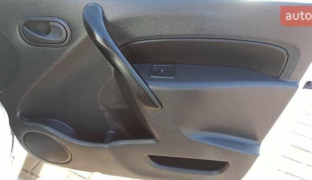 Белый Рено Кенгу, объемом двигателя 1.5 л и пробегом 200 тыс. км за 12000 $, фото 15 на Automoto.ua