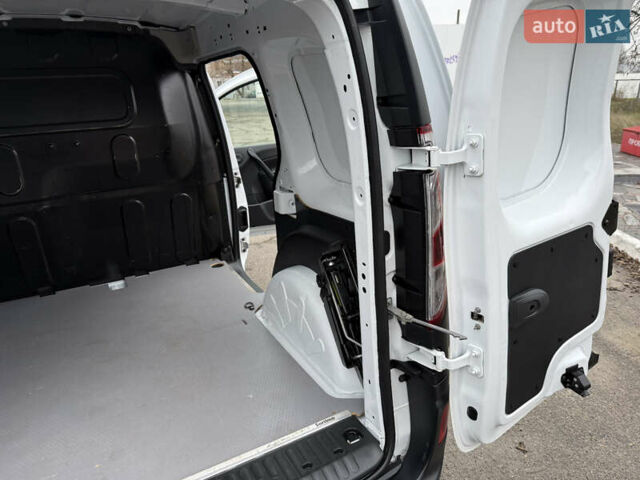 Белый Рено Кенгу, объемом двигателя 1.5 л и пробегом 118 тыс. км за 12599 $, фото 77 на Automoto.ua