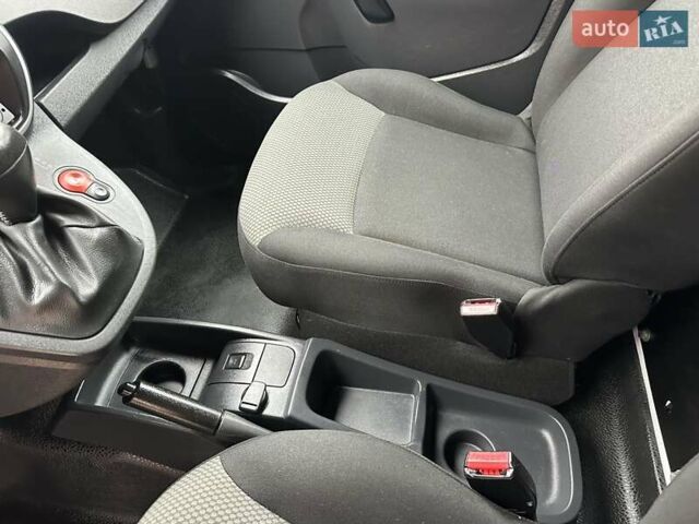 Белый Рено Кенгу, объемом двигателя 0 л и пробегом 54 тыс. км за 12500 $, фото 20 на Automoto.ua