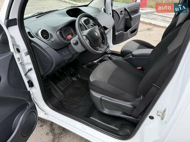 Белый Рено Кенгу, объемом двигателя 1.5 л и пробегом 118 тыс. км за 12599 $, фото 56 на Automoto.ua