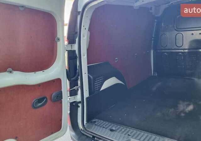 Белый Рено Кенгу, объемом двигателя 1.5 л и пробегом 191 тыс. км за 12700 $, фото 11 на Automoto.ua