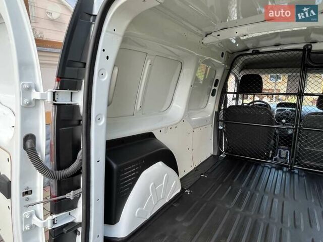 Белый Рено Кенгу, объемом двигателя 1.5 л и пробегом 179 тыс. км за 12500 $, фото 18 на Automoto.ua