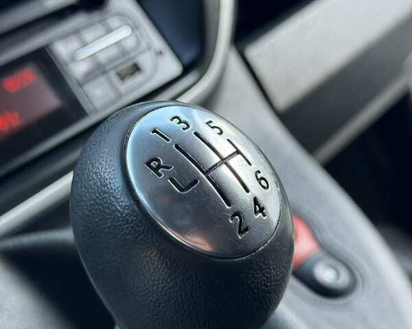 Білий Рено Кєнгу, об'ємом двигуна 1.5 л та пробігом 102 тис. км за 12500 $, фото 48 на Automoto.ua