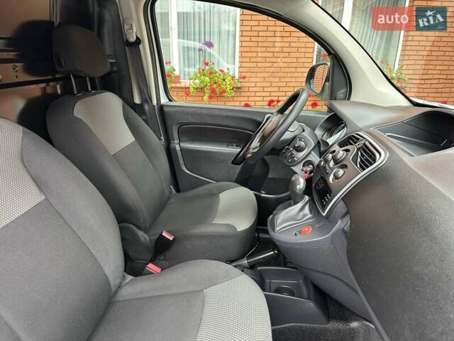 Белый Рено Кенгу, объемом двигателя 0 л и пробегом 54 тыс. км за 12500 $, фото 45 на Automoto.ua