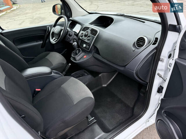 Белый Рено Кенгу, объемом двигателя 1.5 л и пробегом 118 тыс. км за 12599 $, фото 44 на Automoto.ua